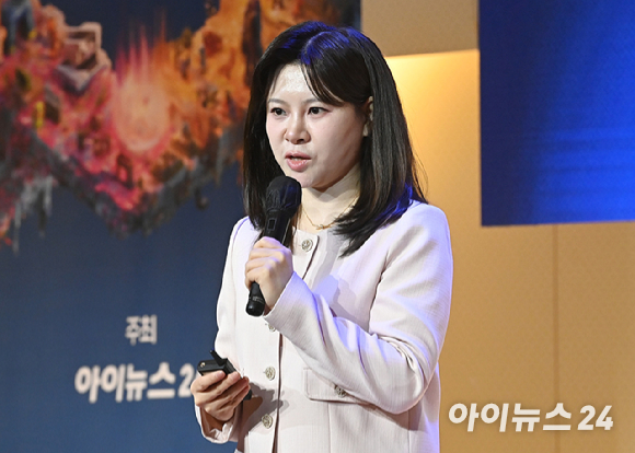 황란 호요버스코리아 지사장이 21일 서울 중구 페럼타워 페럼홀에서 열린 제5회 아이뉴스24 ICT포럼 '비주류의 주류화: 서브컬쳐의 성공 노하우는'에서 기조강연을 하고 있다. [사진=곽영래 기자]