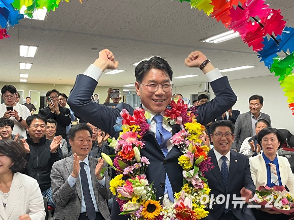 더불어민주당 이재관 충남 천안시 을 국회의원 후보가 10일 당선이 확실시 되자 지지자들이 건네 준 꽃다발을 목에 걸고 환호하고 있다 [사진=정종윤 기자]