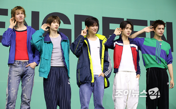 그룹 투모로우바이투게더가 13일 오후 서울시 성북구 안암동 고려대학교 화정체육관에서 열린 투모로우바이투게더(TOMORROW X TOGETHER, TXT) 미니 8집 '7TH YEAR: 가시덤불에 잠시 바람이 멈췄을 때' 발매 기념 쇼케이스에 참석하고 있다. [사진=정소희 기자]