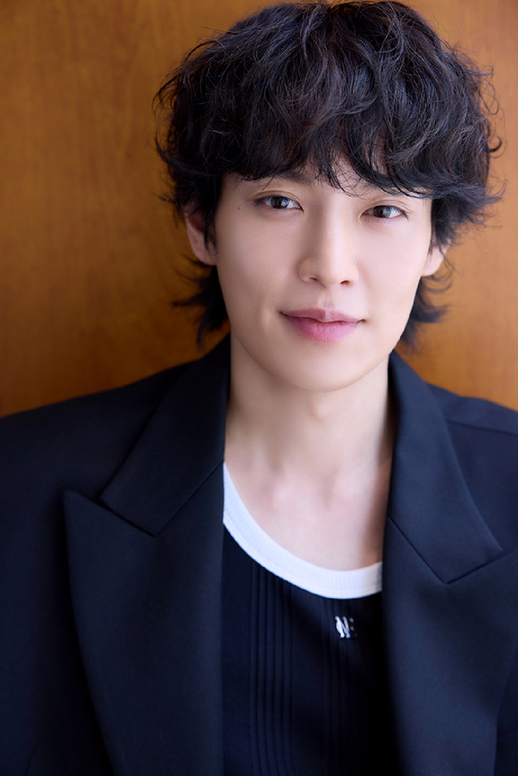 배우 이기택이 JTBC 토일드라마 '미혼남녀의 효율적 만남' 종영 인터뷰에 앞서 포즈를 취하고 있다. [사진=키이스트]