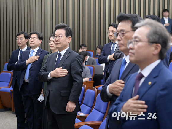 이재명 더불어민주당 대표와 당 지도부들이 25일 오후 서울 여의도 국회에서 열린 의원총회에서 국민의례를 하고 있다. [사진=정소희 기자]