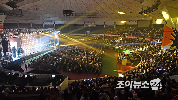 밴드 소란이 21일 오후 서울 송파구 잠실학생체육관에서 열린 '2026 JOY콘서트 - 보이스 오브 스프링(Voice of spring)'에서 무대를 선보이고 있다.고품격 엔터테인먼트 경제지 조이뉴스24와 인터넷종합지 아이뉴스24가 주최하는 '보이스 오브 스프링'은 올해로 세 번째를 맞았다. 이번 공연엔 엔플라잉(N.Flying/이승협, 차훈, 김재현, 유회승, 서동성), 소란(SORAN/고영배), 에이엠피(AxMxP/하유준, 김신, 크루, 주환)가 함께해 현장감이 넘치는 밴드 사운드로 관객과 열렬히 교감했다. [사진=곽영래 기자]