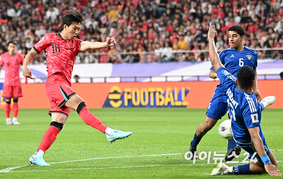 10일 오후 경기도 서울월드컵경기장에서 열린 22026 FIFA 북중미 월드컵 아시아 3차 예선 조별리그 B조 10차전 최종전 대한민국과 쿠웨이트의의 경기에서 전반 이한범이 슈팅을 하고 있다. [사진=곽영래 기자]