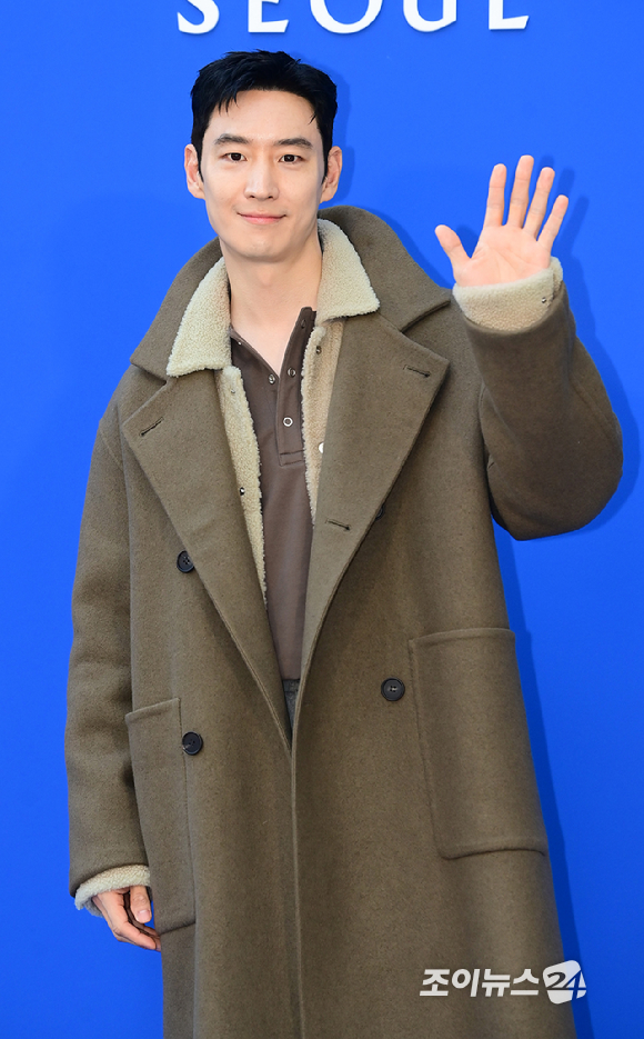 배우 이제훈이 5일 오후 서울 강남구 청담동에서 열린 타임 서울 플래그십 스토어 오픈 기념 포토월 행사에 참석하고 있다. [사진=정소희 기자]