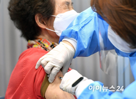 서울 송파구 거여동 송파체육문화회관에 마련된 예방접종센터에서 어르신이 화이자 백신을 접종 받고 있다.