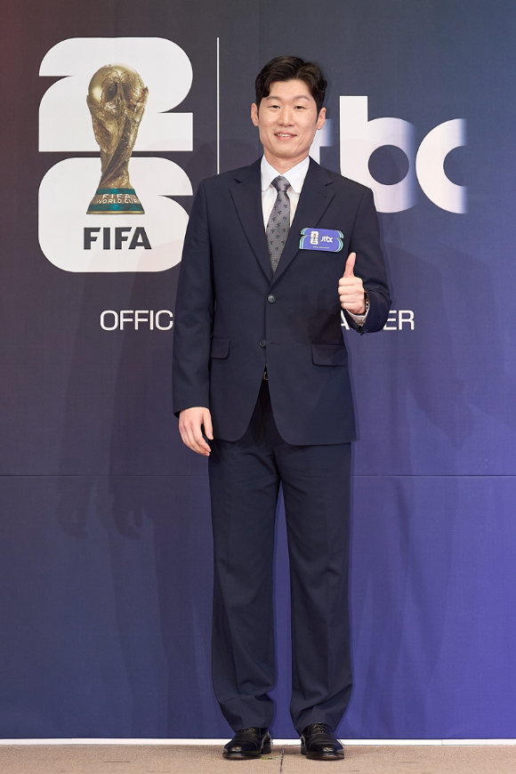 해설위원 박지성이 21일 오전 서울 중구 앰배서더 서울 풀만 호텔에서 열린 JTBC '2026 FIFA 북중미 월드컵' 중계진 기자간담회에서 포즈를 취하고 있다. [사진=JTBC]