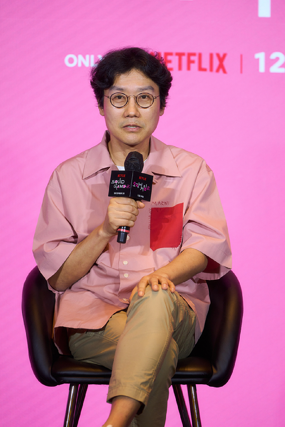 황동혁 감독과 김지연 대표가 넷플릭스 시리즈 '오징어 게임' 시즌2 간담회에서 대답을 하고 있다. [사진=넷플릭스]