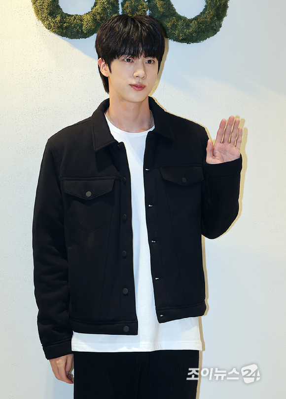 BTS 진이 1일 오후 서울 강남구 도산공원에 위치한 프리미엄 라이프스타일 브랜드 알로(alo) 플래그십 스토어에서 열린 포토행사에 참석해 포즈를 취하고 있다. [사진=곽영래 기자]