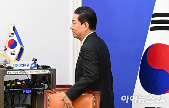 김병기 더불어민주당 원내대표가 30일 서울 여의도 국회에서 열린 원내대책회의에 사퇴의사를 밝히고 있다. [사진=곽영래 기자]