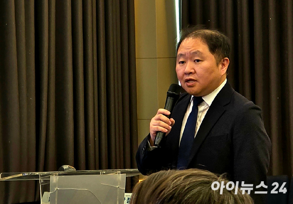 남영준 과학기술정보통신부 주파수정책과장이 1일 서울 강남구 일대에서 열린 주파수 재할당 세부 정책방안 공개설명회에서 'AI 시대를 준비하는 이동통신 주파수 재할당 세부 정책방안'을 주제로 발표하고 있다. [사진=안세준 기자]