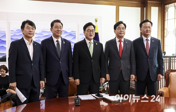 우원식 국회의장과 더불어민주당 김병기 당대표 직무대행 겸 원내대표, 국민의힘 송언석 비상대책위원장 겸 원내대표가 23일 오전 서울 여의도 국회에서 열린 의장 주재 여야 원내대표 회동에서 기념촬영을 하고 있다. 사진 왼쪽부터 더불어민주당 문진석 원내운영수석부대표, 김 대표 대행 겸 원내대표, 우 의장, 국민의힘 송 비대위원장 대행 겸 원내대표, 유상범 원내운영수석부대표. [사진=곽영래 기자]