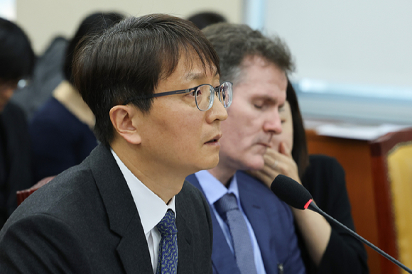 박대준 쿠팡 대표가 2일 서울 여의도 국회에서 열린 과학기술정보방송통신위원회 전체회의에서 질의에 답변하고 있다. [사진=연합뉴스]