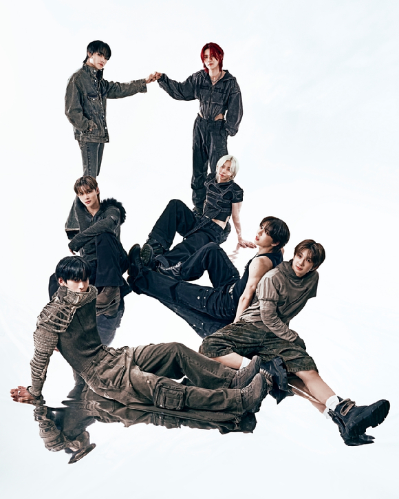 그룹 앰퍼샌드원이 화보 촬영에서 포즈를 취하고 있다. [사진=LADYGUNN]