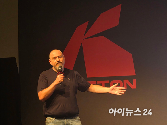 데이브 커드(Dave Curd) 펍지 스튜디오 크리에이티브 디렉터가 지난 27일(현지시간) 열린 '게임스컴 2026' 크래프톤 미디어 데이에서 '펍지: 데드넷'에 대해 설명하고 있다. [사진=곽민구 기자]