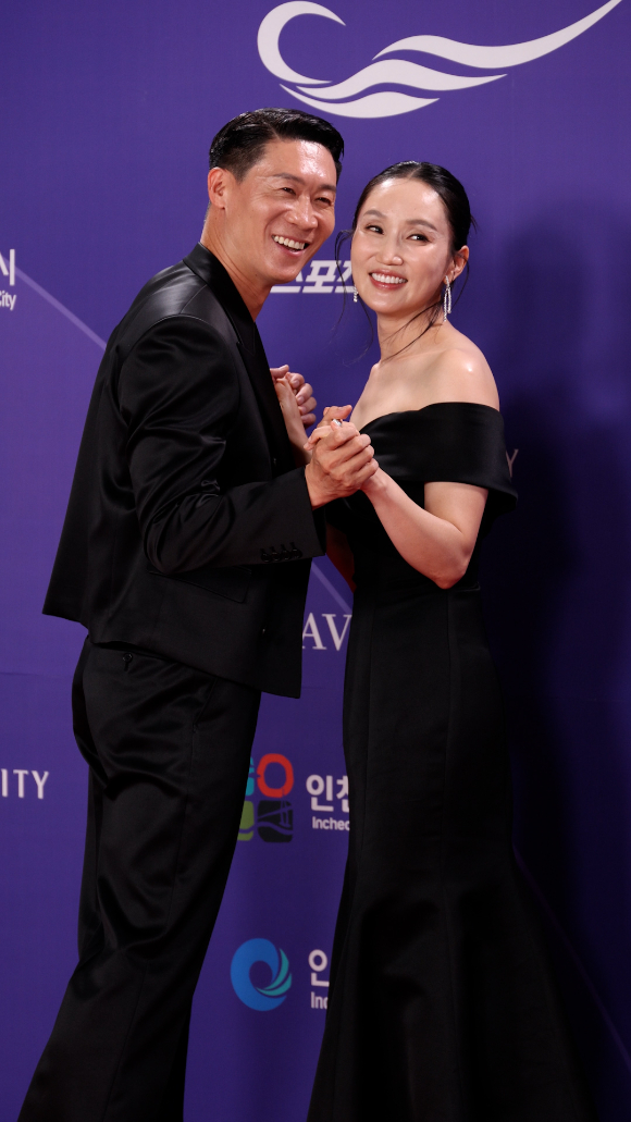 배우 진선규-박보경 부부가 31일 오후 인천시 영종구 운서동 파라다이스시티에서 열린 제5회 청룡시리즈어워즈 레드카펫 행사에 참석하고 있다. [사진=문수지 기자]