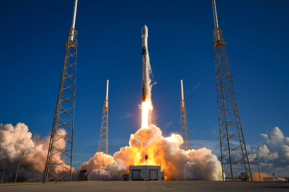 우리나라 최초의 달 탐사 궤도선 '다누리'를 실은 스페이스X의 팰컨-9 발사체가 8월 5일 오전 8시 8분 48초(한국시간)에 미국 플로리다 케이프커내버럴의 우주군 기지 40번 발사대를 이륙하고 있다. [사진=spaceX]
