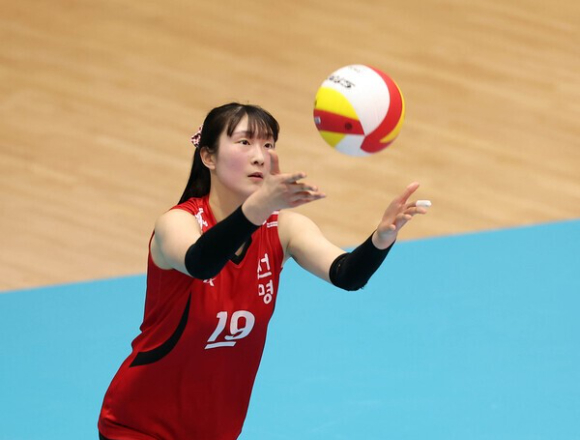 지난 3월 20일 충북 단양군 매포체육관에서 열린 2024 춘계 전국 중&middot;고배구 연맹전 여자고등부 4강전 전주근영여고와 선명여고 경기에서 선명여고 세터 최연진이 서브를 넣기 위해 패스(토스)를 올리고 있다. [사진=발리볼코리아닷컴]