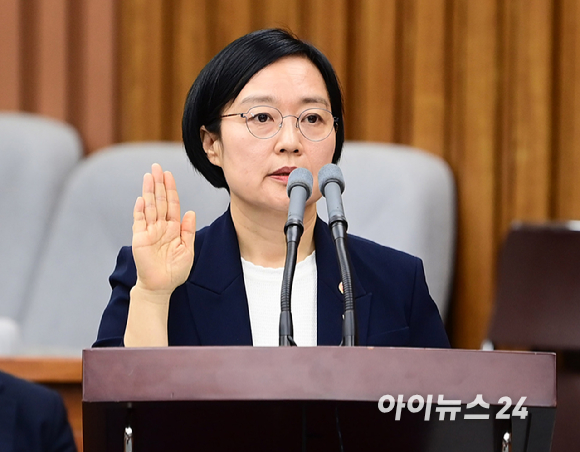 한성숙 국무총리 후보자가 25일 서울 여의도 국회에서 열린 인사청문회에서 출석해 선서를 하고 있다. [사진=정소희 기자]