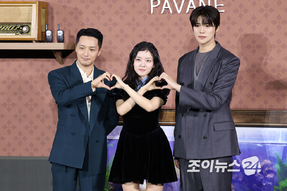 배우 변요한, 고아성, 문상민이 12일 오전 서울 강남구 삼성동 메가박스 코엑스점에서 열린 넷플릭스 영화 '파반느'(감독 이종필) 제작보고회에 참석해 포즈를 취하고 있다. [사진=문수지 기자]