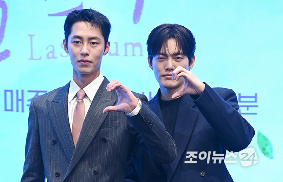 배우 이재욱, 최성은, 김건우가 29일 서울 구로구 더세인트에서 열린 KBS2TV 새 토일 '마지막 썸머' 제작발표회에서 포토타임을 갖고 있다. [사진=곽영래 기자]