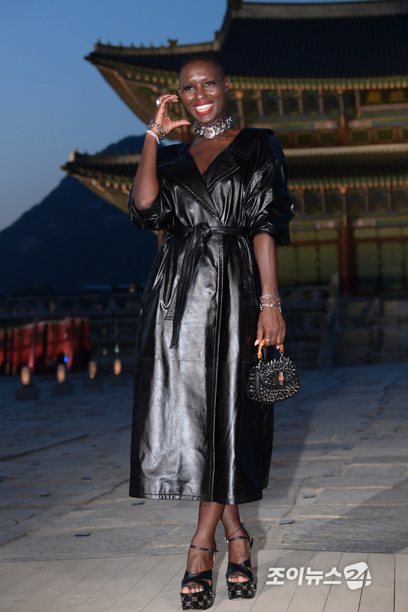 모델 겸 배우 조디 터너 스미스가 16일 오후 서울 경복궁에서 진행된 구찌(Gucci) 2024 크루즈 패션쇼에 참석하고 있다. [사진=정소희 기자]