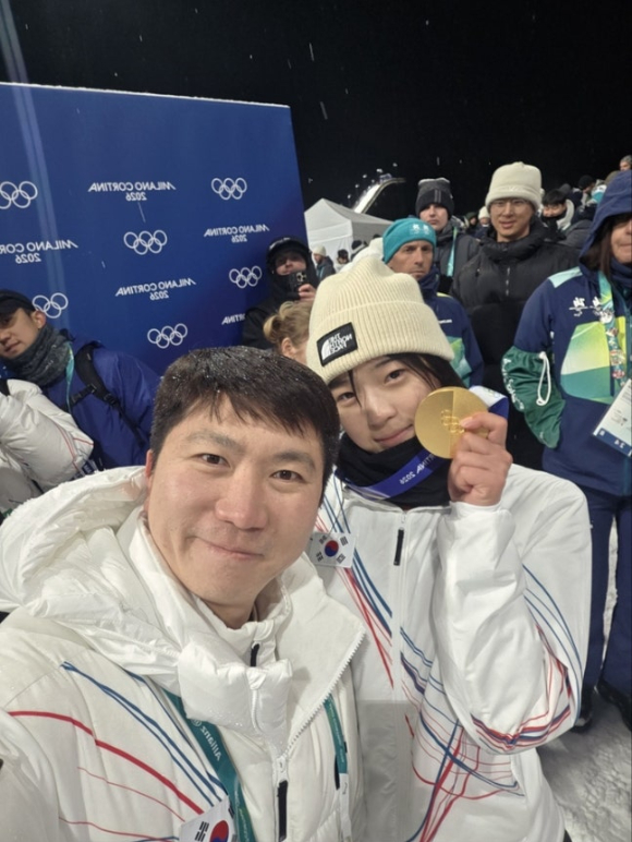 13일(한국시간) 이탈리아 리비뇨 스노파크에서 열린 2026 밀라노&middot;코르티나담페초 동계 올림픽 스키 스노보드 여자 하프파이프 시상식에서 금메달 최가온(대한민국), 은메달 클로이 김(미국), 동메달 요노 미츠키(일본) 선수가 갤럭시 Z 플립7 올림픽 에디션으로 빅토리 셀피를 찍고 있다. 2026.2.13 [사진=삼성전자]