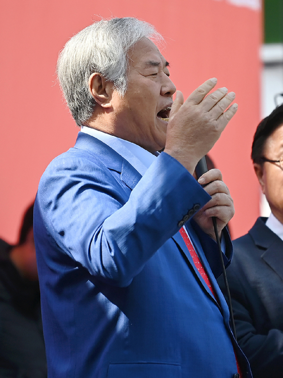 헌법재판소가 윤석열 전 대통령의 파면을 선고한 4일 서울 용산구 한남동 대통령 관저 인근에서 열린 탄핵반대 집회에서 전광훈 목사가 발언을 하고 있다. [사진=곽영래 기자]