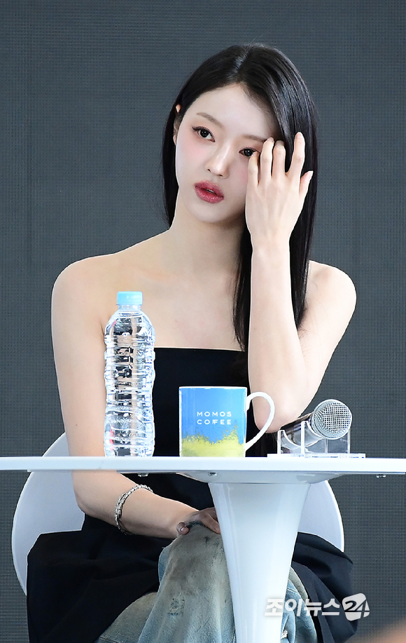 오마이걸 유아가 18일 부산광역시 해운대구 우동 영화의 전당에서 열린 제30회 부산국제영화제(BIFF) 오픈 토크 '프로젝트 Y' 행사에 참석하고 있다. [사진=정소희 기자]