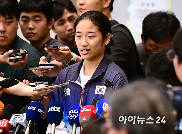 2024 파리 올림픽 배드민턴 여자 단식 금메달리스트 안세영이 7일 오후 인천국제공항을 통해 귀국했다.안세영이 인터뷰를 하고 있다. [사진=곽영래 기자]