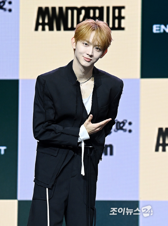 그룹 앤더블(AND2BLE) 유승언이 27일 서울 용산구 블루스퀘어에서 열린 미니 2집 'Sequence 02: Attraction'(시퀀스 투: 어트랙션)발매 기념 미디어 쇼케이스에서 포토타임을 갖고 있다. [사진=곽영래 기자]