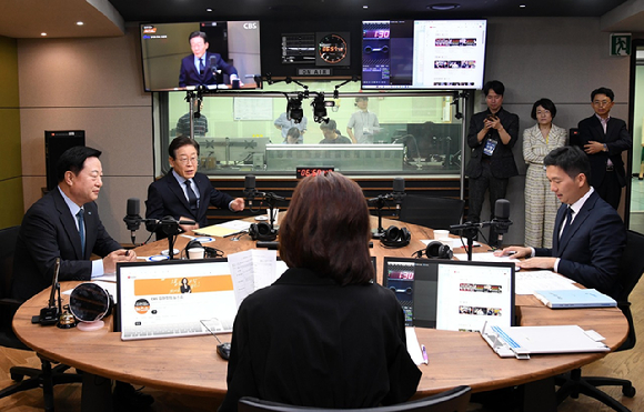 더불어민주당 김두관(왼쪽), 이재명(왼쪽 두 번째), 김지수(오른쪽) 당대표 후보가 18일 오전 서울 양천구 CBS 사옥에서 열린 'CBS 김현정의 뉴스쇼 특집' 더불어민주당 당대표 후보자 토론회를 준비하고 있다. [사진=국회사진취재단]