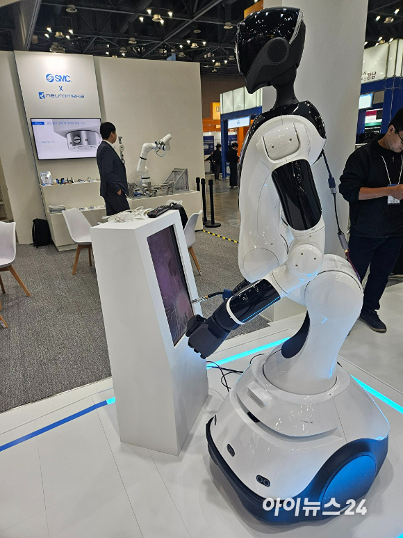 유니트리·로아스 공동 부스에서 휴머노이드 'G1' 두 대가 복싱 글로브를 착용하고 실제 복싱 대결을 시연하고 있다. [사진=설재윤 기자]