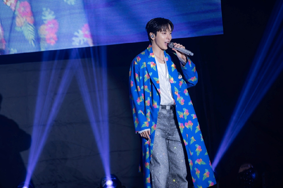 씨엔블루 정용화가 2025 JUNG YONG HWA LIVE 'Director's Cut: Our Fine Days'(2025 정용화 라이브 '디렉터스 컷 : 아워 파인 데이즈')에서 팬들을 만나고 있다. [사진=FNC엔터테인먼트]