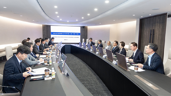 한진그룹은 5일 한진칼, 대한항공 등 그룹 핵심 경영진을 포함한 한진칼 윤리경영위원회와 아시아나항공 주요계열사 경영진이 참석한 가운데, 각 그룹사의 윤리·준법경영 활동을 공유하고 통합·발전 방안을 모색하는 간담회를 진행했다. [사진=한진]