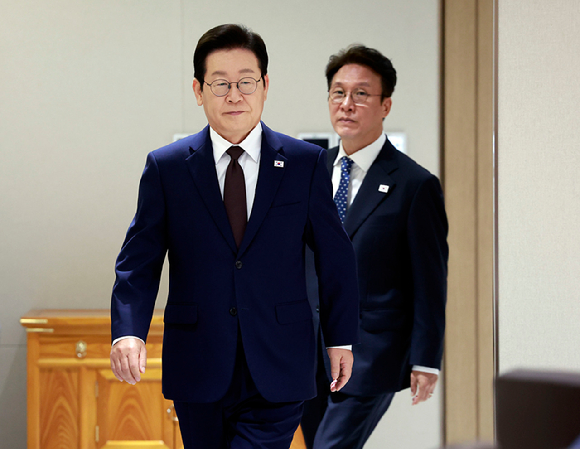 이재명 대통령이 14일 용산 대통령실에서 열린 국무회의에 참석하고 있다. 오른쪽은 김민석 국무총리. 2025.10.14 [대통령실통신사진기자단] [사진=연합뉴스]