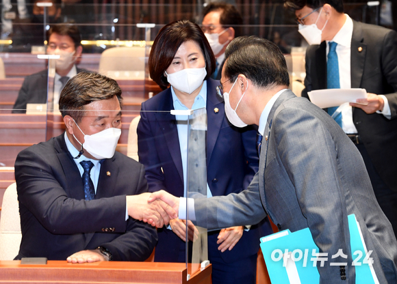 윤호중 더불어민주당 비상대책위원장과 박홍근 원내대표가 5일 국회에서 열린 의원총회에서 인사를 하고 있다. [사진=김성진 기자]