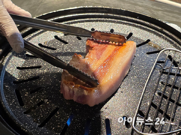 삼겹살이 올바르게 구워지는 모습. [사진=구서윤 기자]