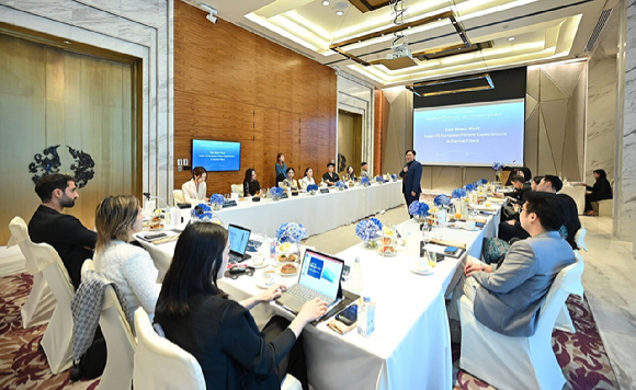 휴젤이 태국 최대 피부과 학회에서 라운드테이블을 통해 HA필러 &lsquo;리볼렉스'를 소개하고 있다. [사진=휴젤 제공]