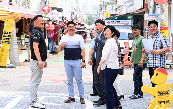 차준택 인천 부평구청장(왼쪽 세번째)이 '골목길 재생 시범사업' 준공을 앞둔 19일 부개동 마분공원 일대를 시설 점검하고 있다. [사진=부평구]