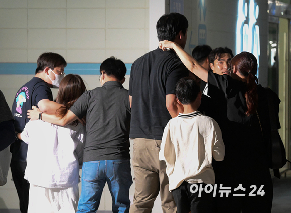 미국 이민당국에 의해 체포&middot;구금됐다 풀려난 한국인 316명이 탑승한 전세기가 인천국제공항 2터미널에 도착한 12일 오후 한국인 근로자들이 기다리던 가족들과 인사를 나누고 있다. [사진=정소희 기자]