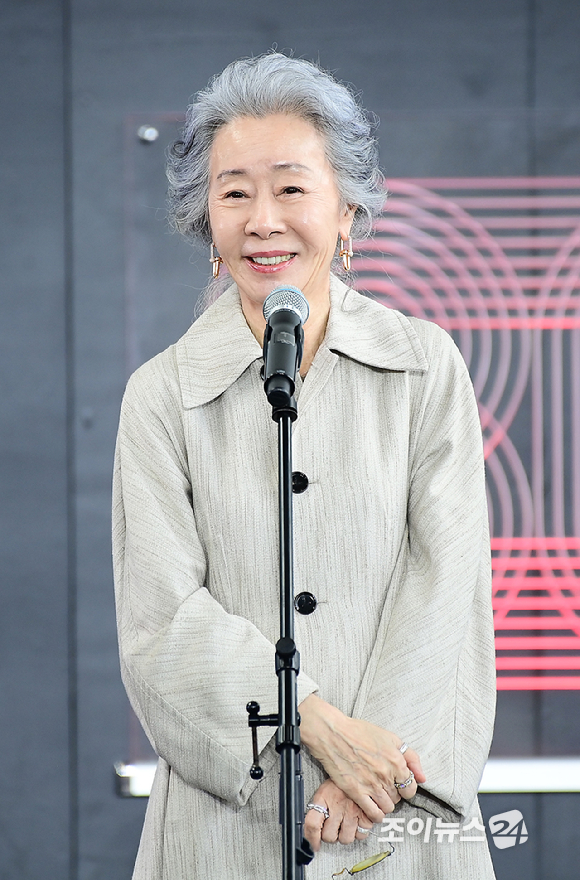 배우 윤여정이 19일 오후 부산광역시 해운대구 우동 영화의 전당에서 열린 제30회 부산국제영화제(BIFF) '결혼 피로연' 야외무대인사 행사에 참석하고 있다. [사진=정소희 기자]