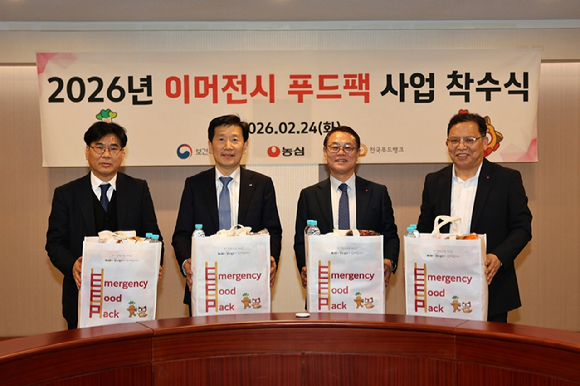 농심이 24일 서울 동작구 농심 본사에서 한국사회복지협의회 전국푸드뱅크와 '2026년 이머전시 푸드팩 사업 착수식'을 가졌다. (왼쪽부터) 정외택 한국사회복지협의회 복지사업본부장, 김현훈 한국사회복지협의회 회장, 조용철 농심 대표이사, 김보규 농심 경영관리부문장. [사진=농심 제공]