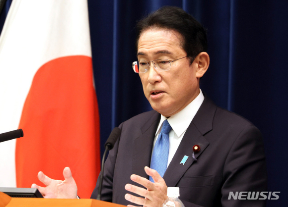 기시다 후미오 일본 총리가 도쿄 총리 관저에서 기자회견을 하고 있다. [사진=뉴시스]