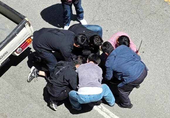 5일 오전 광주 광산구 월계동 한 도로에서 살인 혐의 등을 받는 20대 피의자 장모 씨를 경찰이 긴급 체포하고 있다. 2026.5.5 [독자 제공] [사진=연합뉴스]