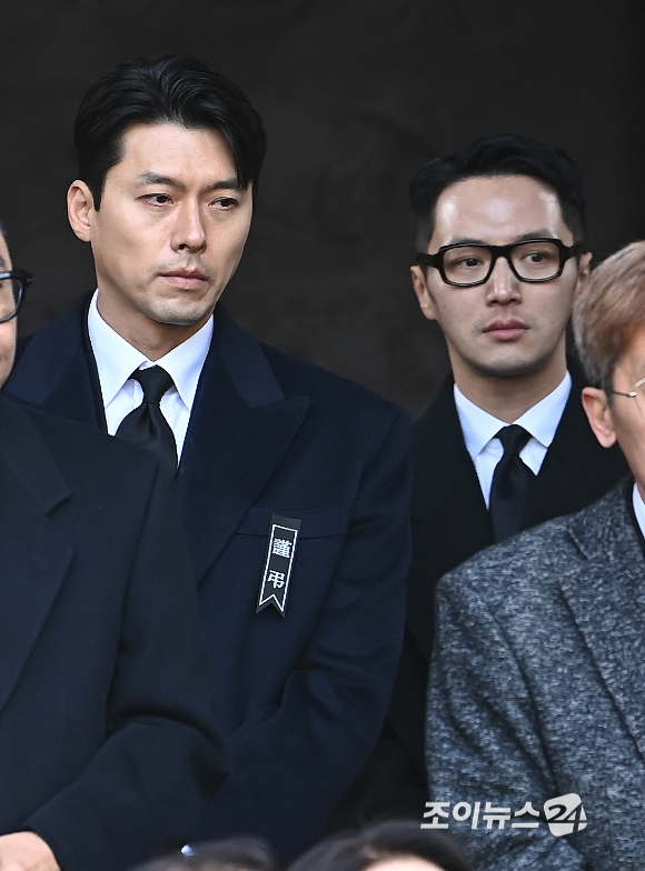 9일 서울 중구 명동성당에서 열린 故 안성기의 장례 미사가 끝난 뒤 배우 현빈과 변요한이 영결식을 위해 이동하고 있다. [사진=곽영래 기자]