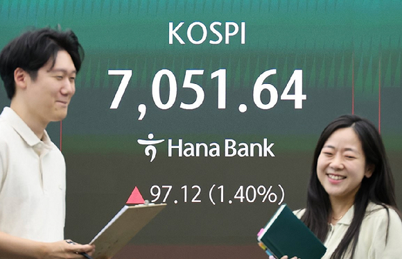 9일 오후 하나은행 딜링룸 [사진=연합뉴스]