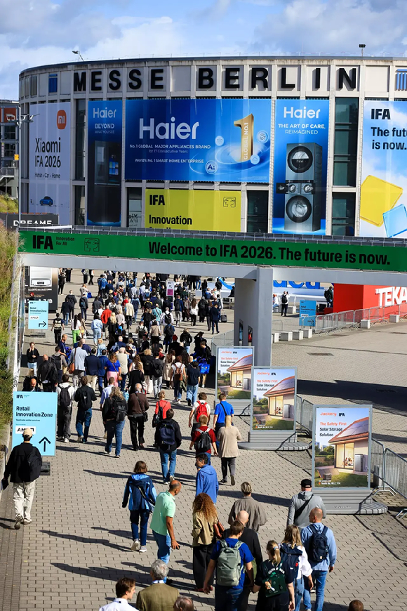 IFA 2026이 열리는 독일 베를린의 메쎄 베를린 앞에 방문객들이 줄을 늘어서 있다. [사진=IFA]