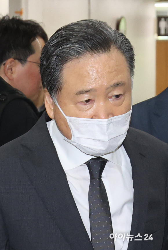 허영인 상미당홀딩스 회장이 29일 오전 서울 서초구 서울중앙지방법원에서 열린 노동조합및노동관계조정법위반 등 혐의 재판에 출석하고 있다. [사진=곽영래 기자]