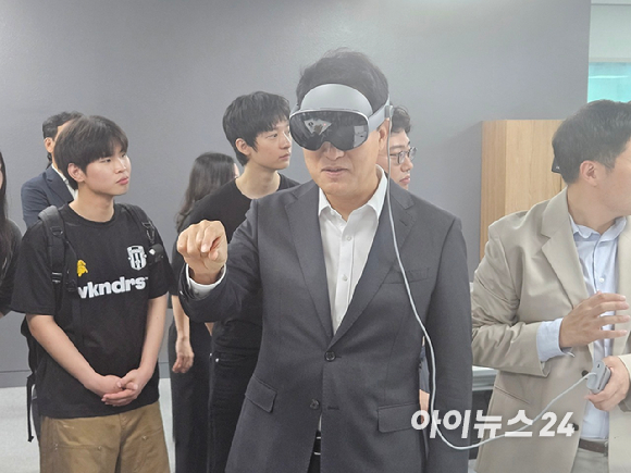 9일 오세훈(가운데) 서울시장이 AI&middot;XR 신산업 분야 청년 인재 현장간담회에서 청년들의 의견을 청취하고 있다. [사진=홍성효 기자]