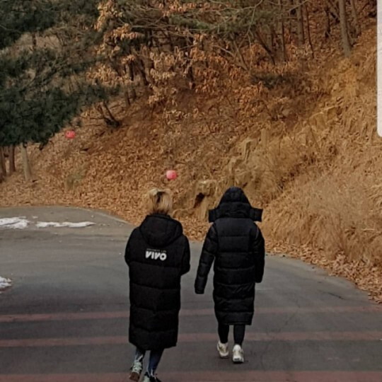안영미가 故 박지선과 함께한 뒷모습 사진을 공개하며추모했다. [사진=안영미 인스타그램 ]